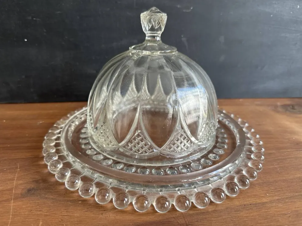 Cloche à fromage ancienne en verre moulé avec son plateau, années 1950