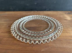 Cloche à fromage ancienne en verre moulé avec son plateau, années 1950
