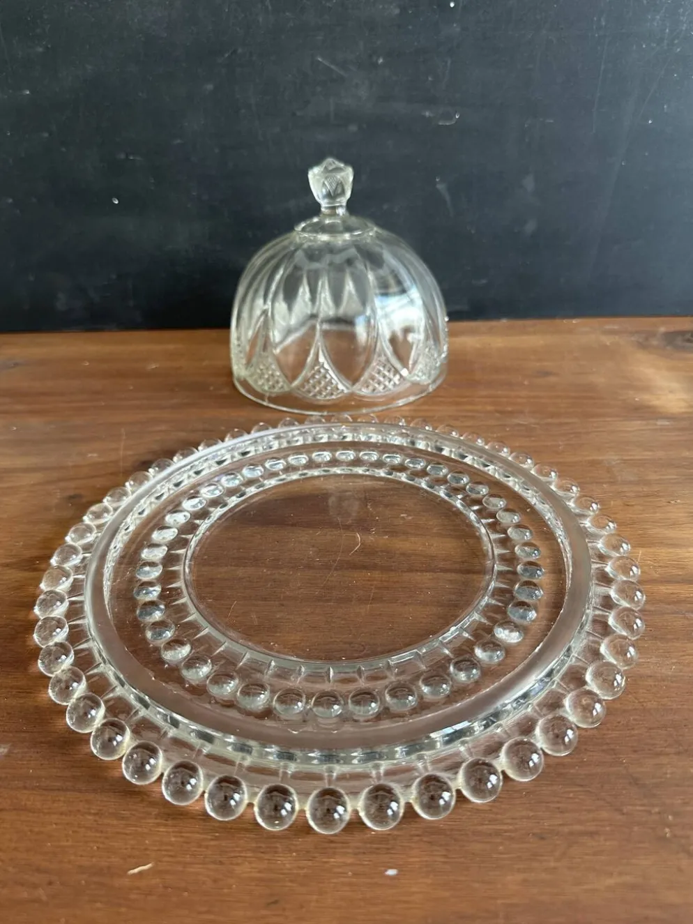 Cloche à fromage ancienne en verre moulé avec son plateau, années 1950