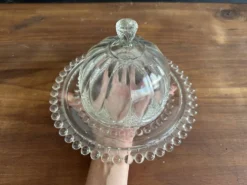 Cloche à fromage ancienne en verre moulé avec son plateau, années 1950