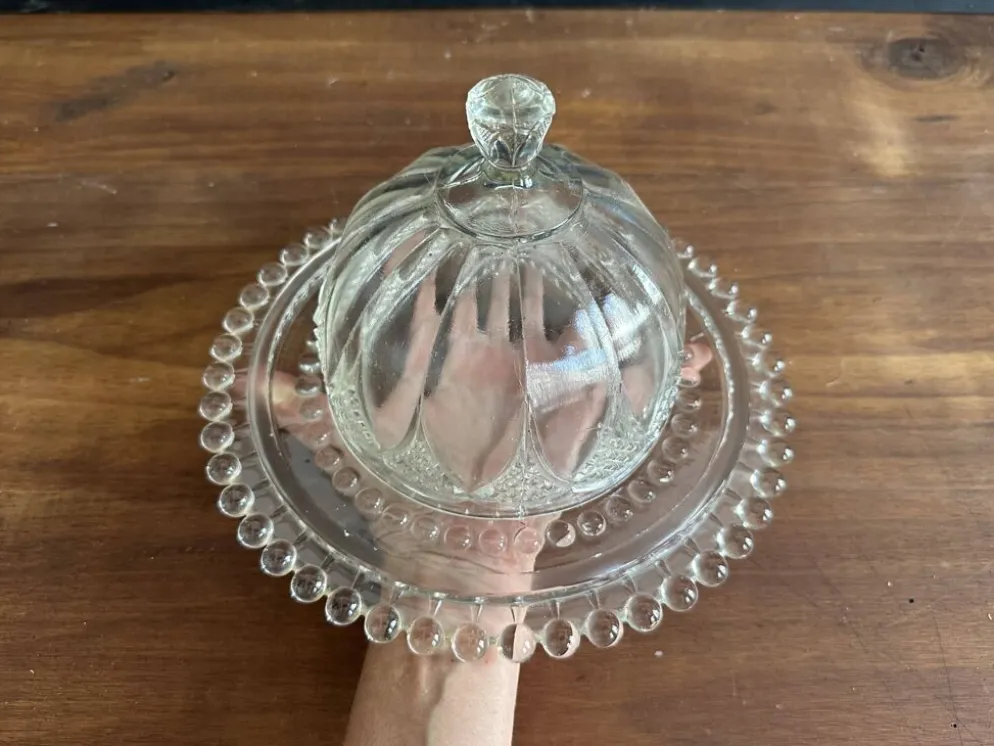 Cloche à fromage ancienne en verre moulé avec son plateau, années 1950