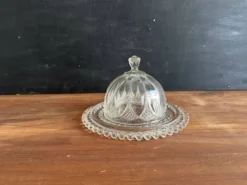Cloche à fromage ancienne en verre moulé avec son plateau, années 1950