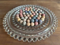 Cloche à fromage ancienne en verre moulé avec son plateau, années 1950