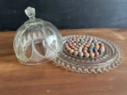 Cloche à fromage ancienne en verre moulé avec son plateau, années 1950