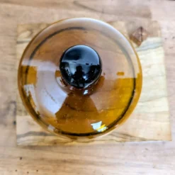 Cloche à fromage vintage en verre ambré et plateau en bois