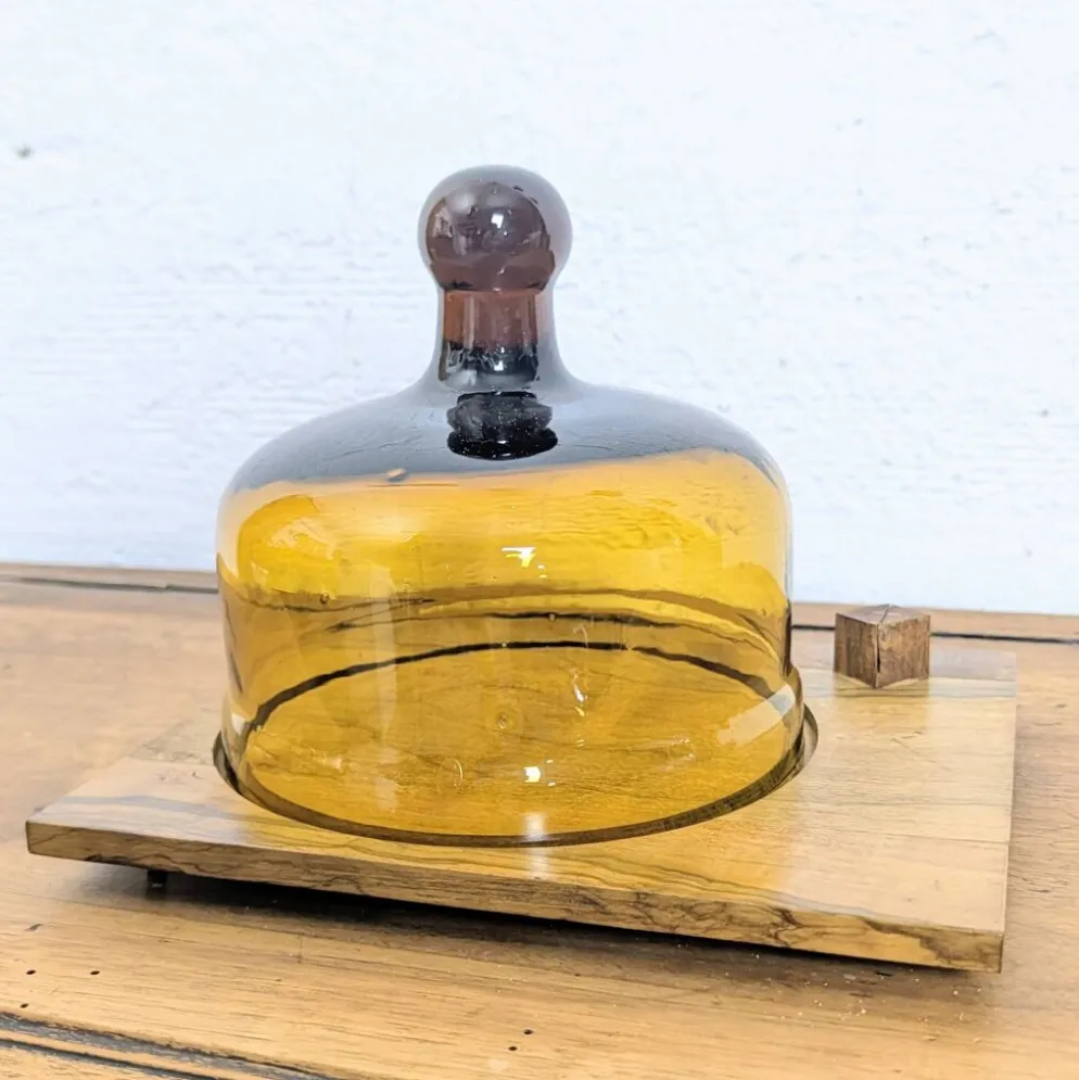 Cloche à fromage vintage en verre ambré et plateau en bois