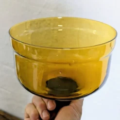 Cloche à fromage vintage en verre ambré et plateau en bois