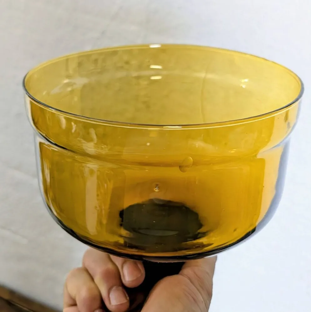 Cloche à fromage vintage en verre ambré et plateau en bois
