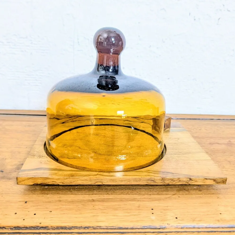Cloche à fromage vintage en verre ambré et plateau en bois