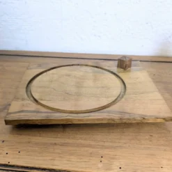 Cloche à fromage vintage en verre ambré et plateau en bois