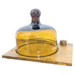 Cloche à fromage vintage en verre ambré et plateau en bois