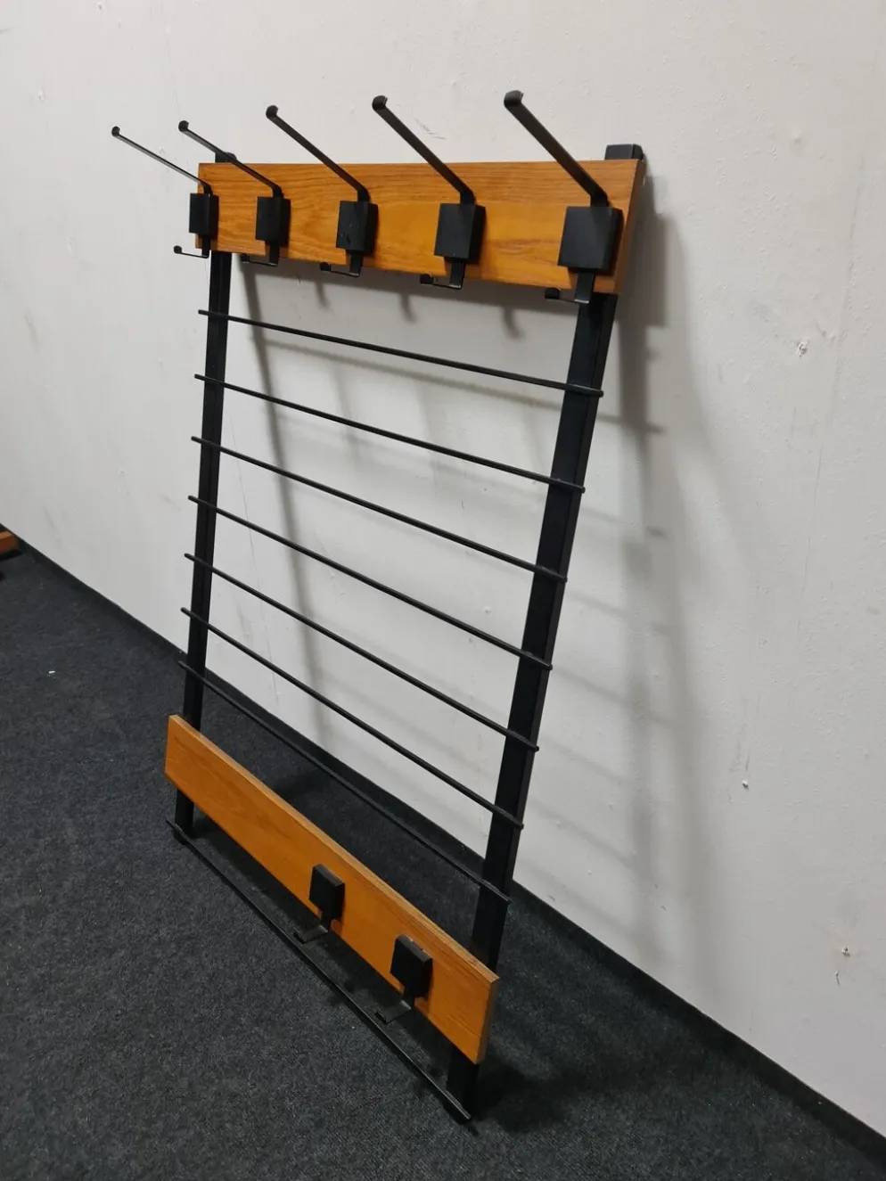 Coatrack mural vintage en teck et métal