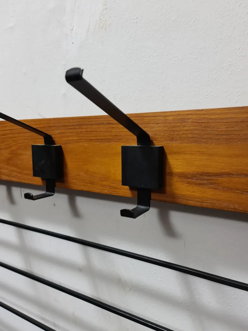 Coatrack mural vintage en teck et métal