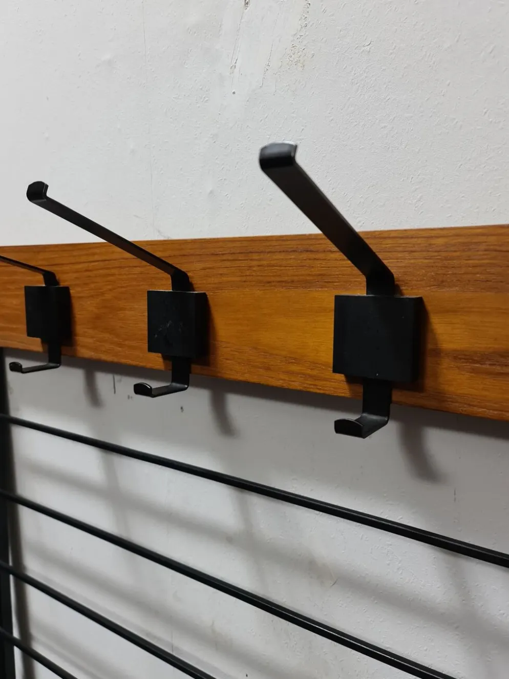 Coatrack mural vintage en teck et métal
