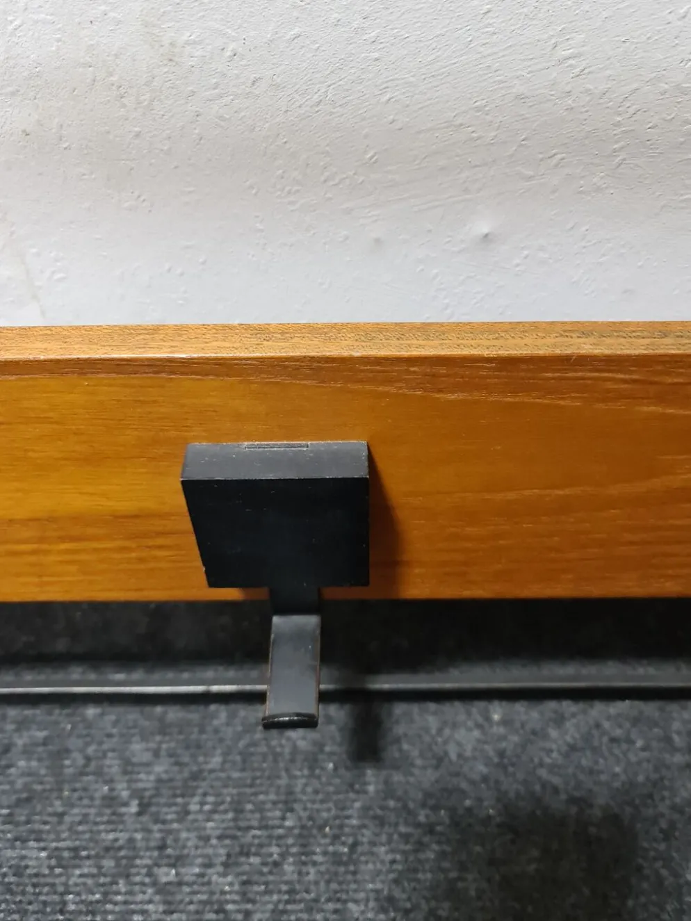 Coatrack mural vintage en teck et métal