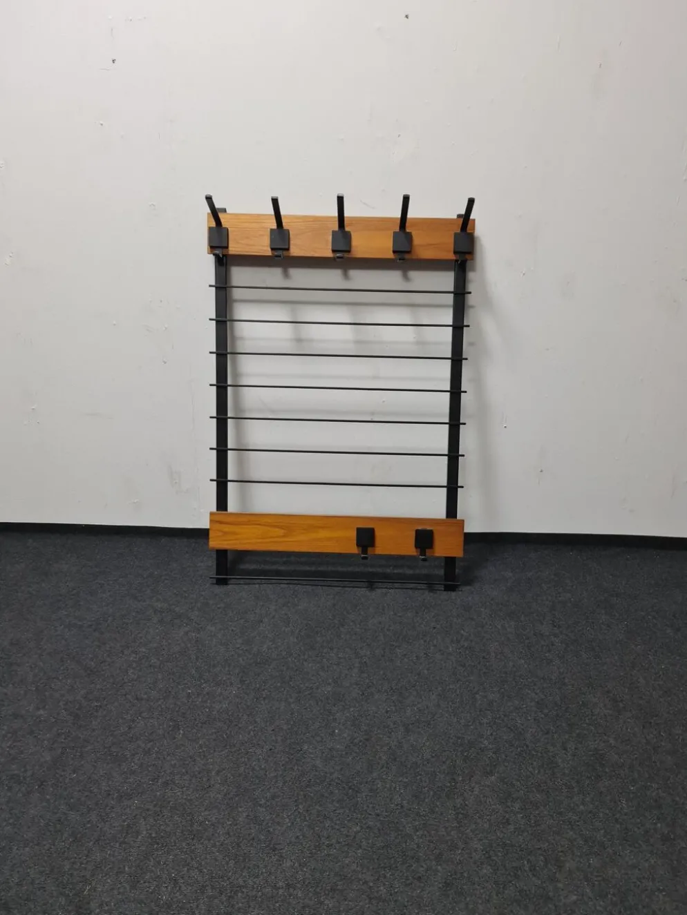 Coatrack mural vintage en teck et métal