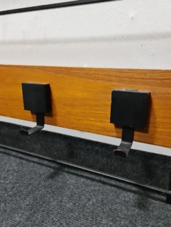 Coatrack mural vintage en teck et métal