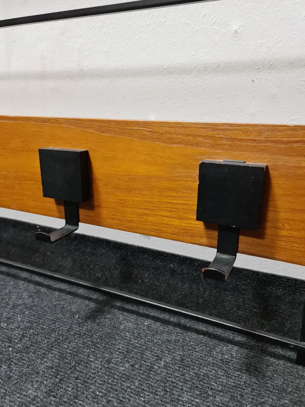 Coatrack mural vintage en teck et métal