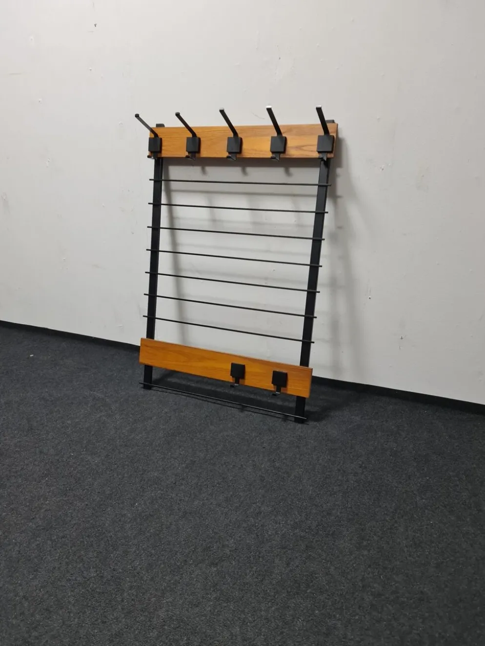 Coatrack mural vintage en teck et métal