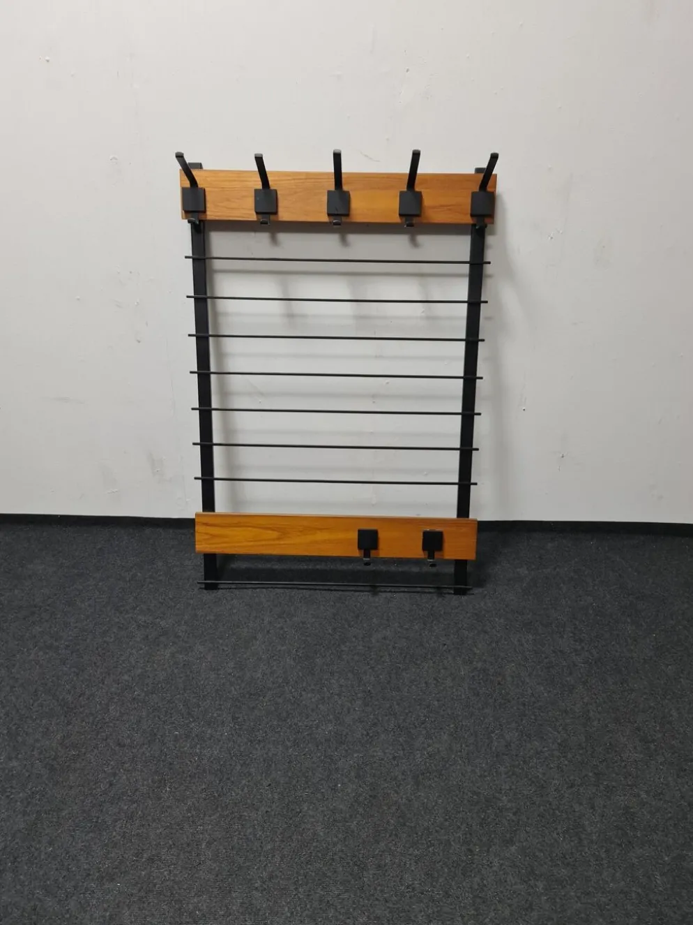 Coatrack mural vintage en teck et métal