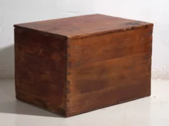 Coffre ancien chinois en bois de pin – Chine, circa 1930