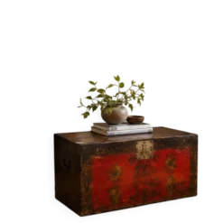 Coffre ancien chinois laqué rouge avec décorations florales peintes à la main