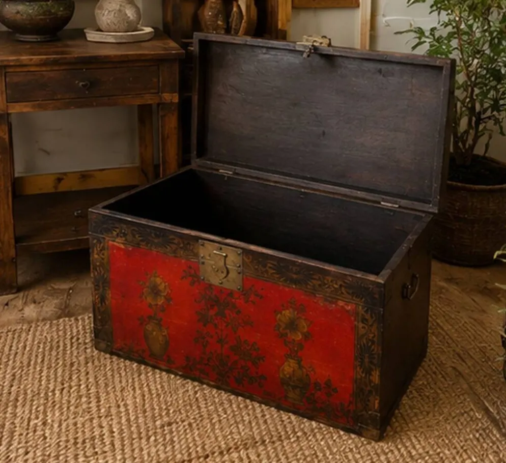 Coffre ancien chinois laqué rouge avec décorations florales peintes à la main