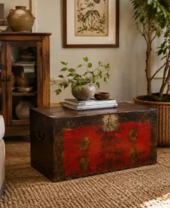 Coffre ancien chinois laqué rouge avec décorations florales peintes à la main