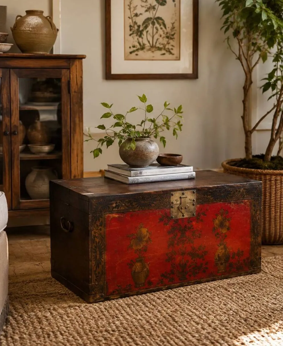 Coffre ancien chinois laqué rouge avec décorations florales peintes à la main