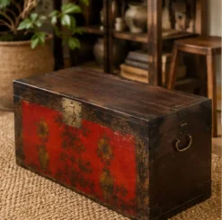 Coffre ancien chinois laqué rouge avec décorations florales peintes à la main
