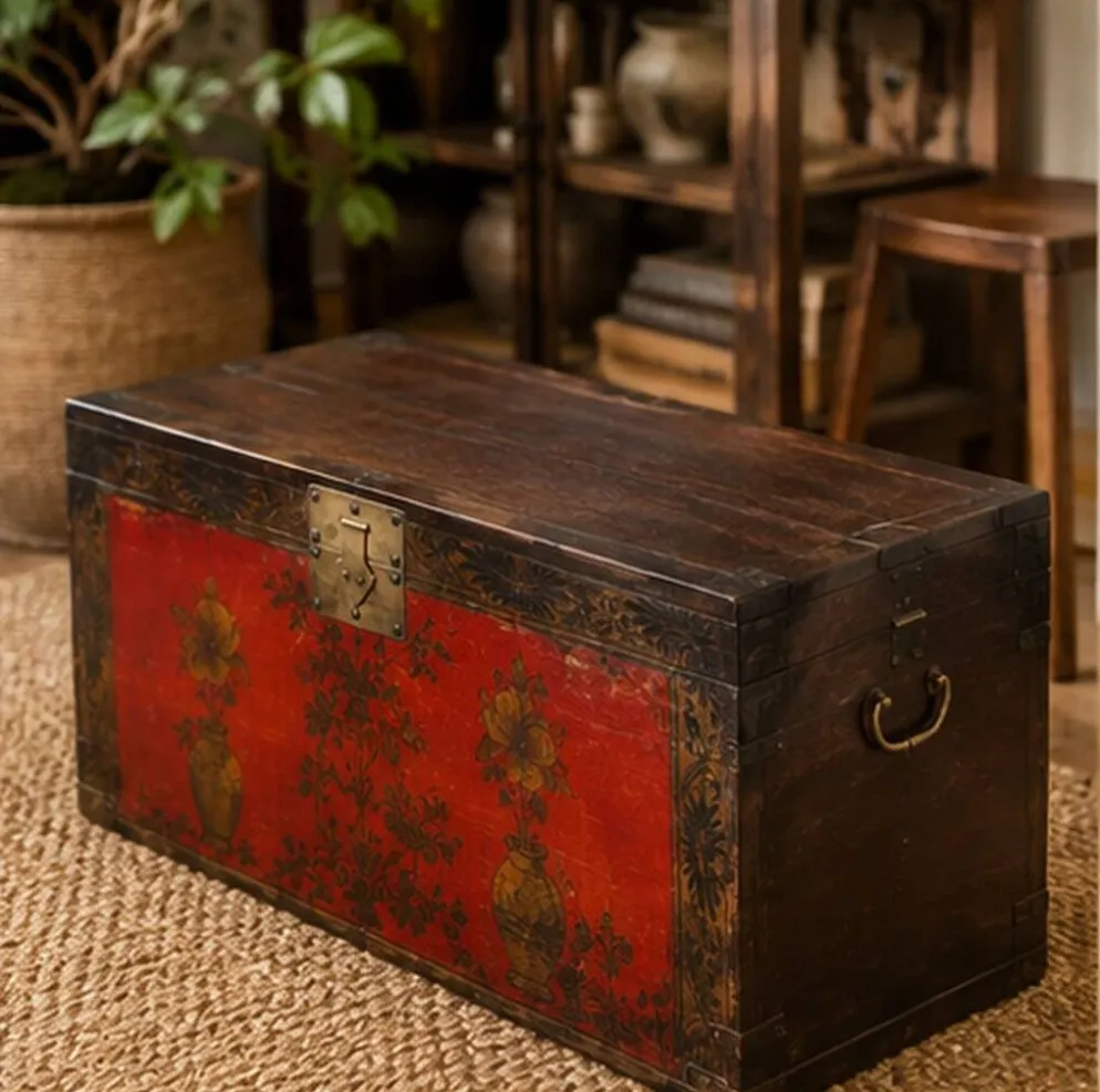 Coffre ancien chinois laqué rouge avec décorations florales peintes à la main