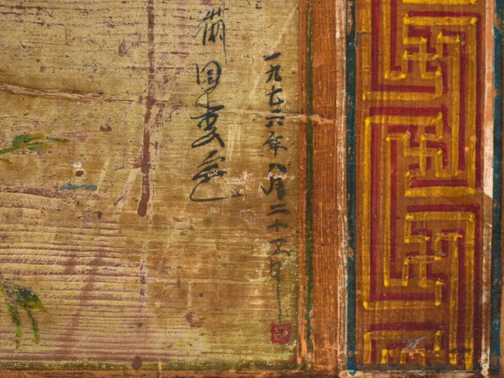 Coffre ancien chinois à panneau peint en orme – Chine, vers 1900