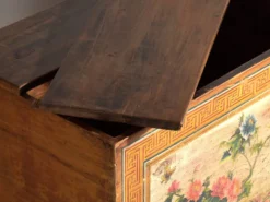 Coffre ancien chinois à panneau peint en orme – Chine, vers 1900