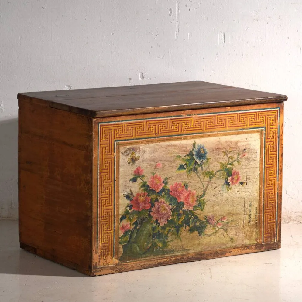 Coffre ancien chinois à panneau peint en orme – Chine, vers 1900