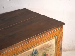 Coffre ancien chinois à panneau peint en orme – Chine, vers 1900