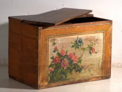 Coffre ancien chinois à panneau peint en orme – Chine, vers 1900