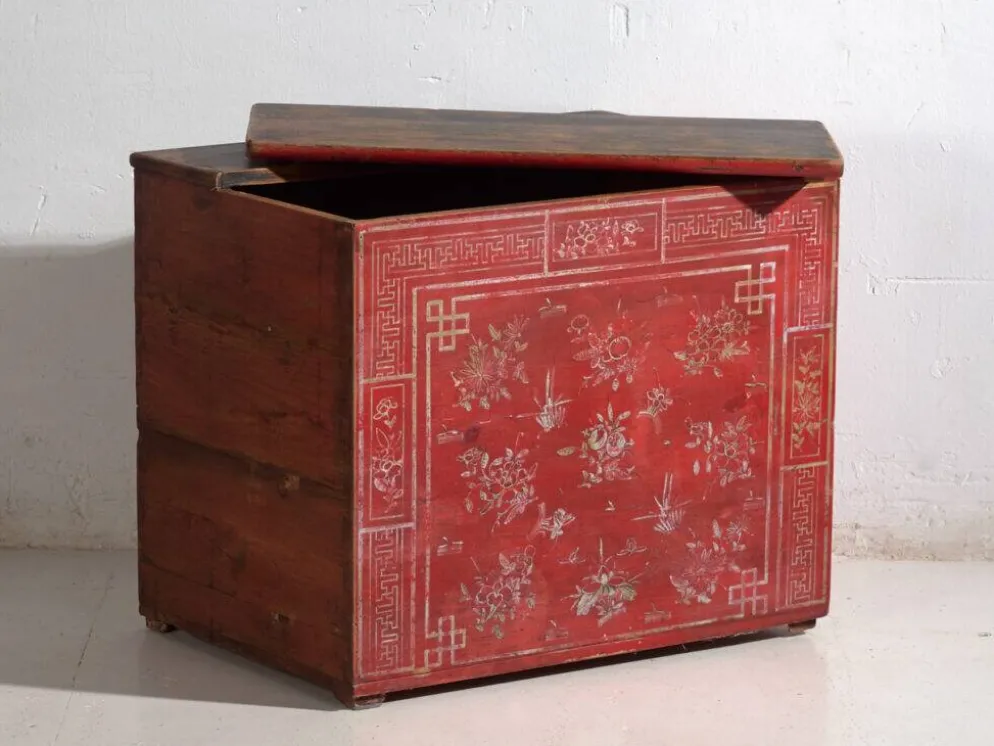 Coffre ancien chinois peint en bois de pin – Dongbei, circa 1930