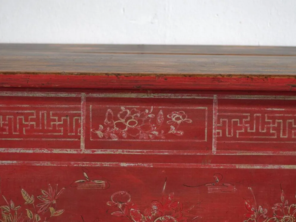 Coffre ancien chinois peint en bois de pin – Dongbei, circa 1930