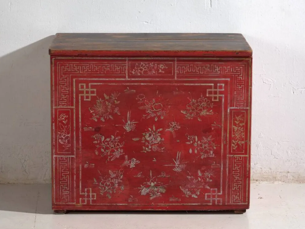 Coffre ancien chinois peint en bois de pin – Dongbei, circa 1930