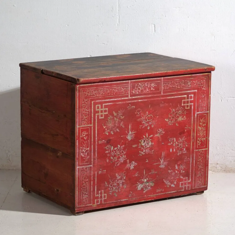 Coffre ancien chinois peint en bois de pin – Dongbei, circa 1930