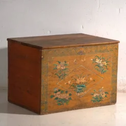 Coffre ancien chinois peint en bois d’orme – Chine, vers 1900