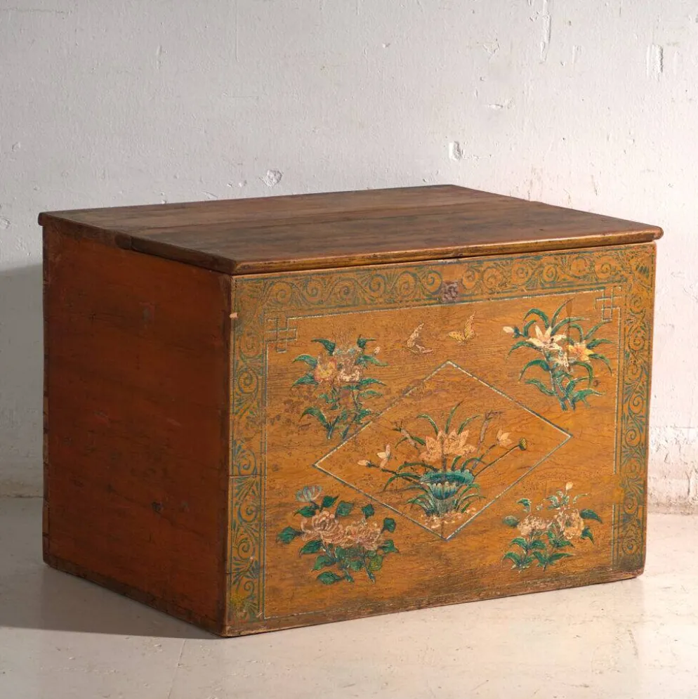 Coffre ancien chinois peint en bois d’orme – Chine, vers 1900