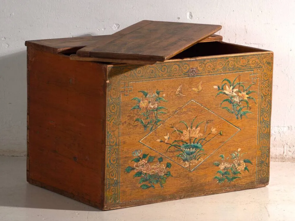 Coffre ancien chinois peint en bois d’orme – Chine, vers 1900