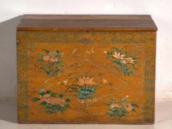 Coffre ancien chinois peint en bois d’orme – Chine, vers 1900