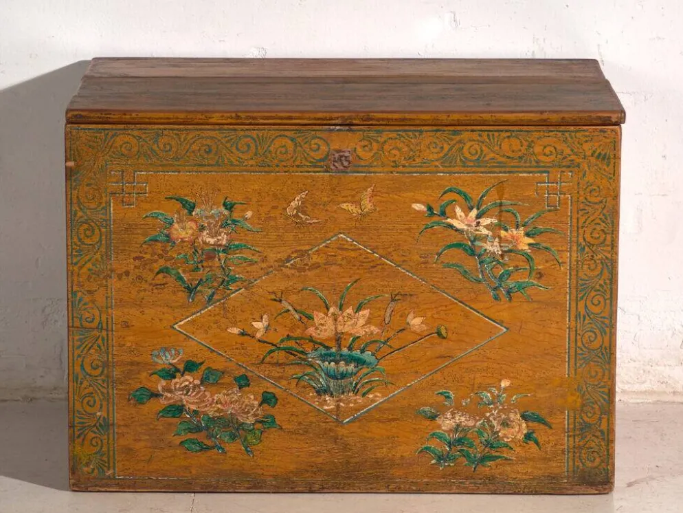Coffre ancien chinois peint en bois d’orme – Chine, vers 1900