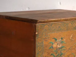 Coffre ancien chinois peint en bois d’orme – Chine, vers 1900