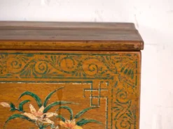 Coffre ancien chinois peint en bois d’orme – Chine, vers 1900