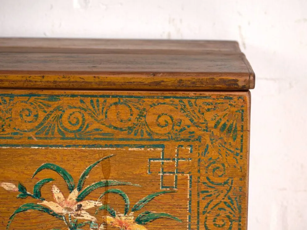 Coffre ancien chinois peint en bois d’orme – Chine, vers 1900