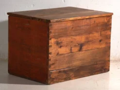 Coffre ancien chinois peint en bois d’orme – Chine, vers 1900