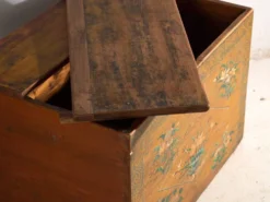 Coffre ancien chinois peint en bois d’orme – Chine, vers 1900
